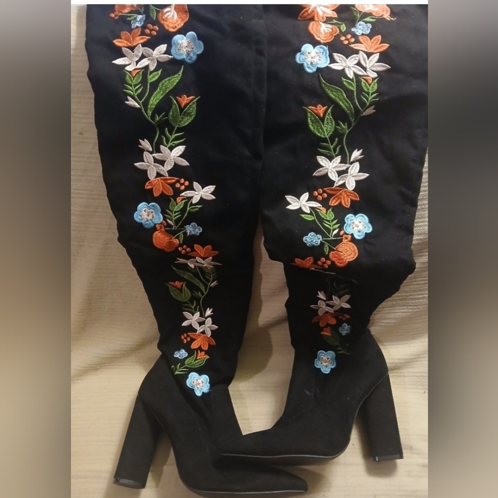 Floral Embroidered Black Boots Vintage